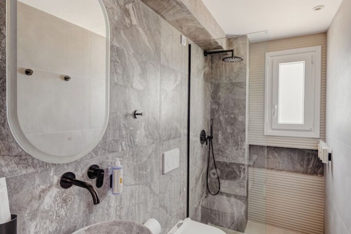 Room 115 of 193