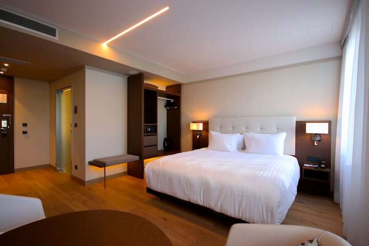 Room 8 of 116