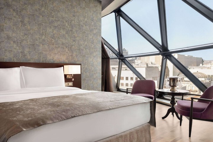 Room 33 of 80