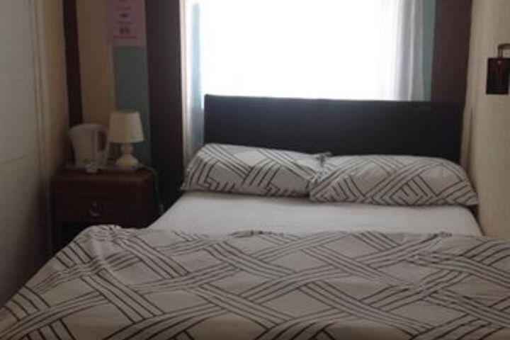 Room 7 of 12