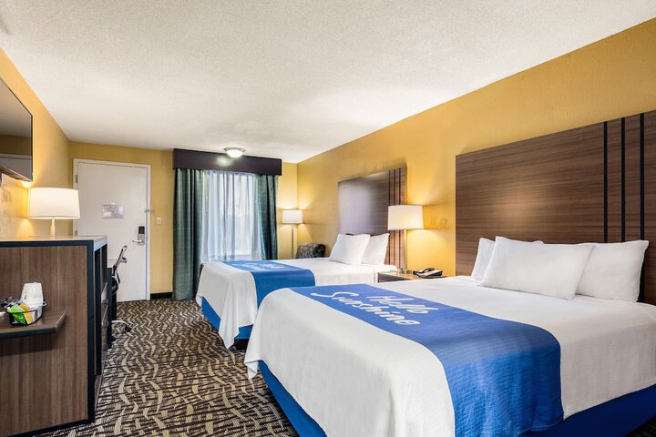 2 Queen Beds Business Room (6 of 8)