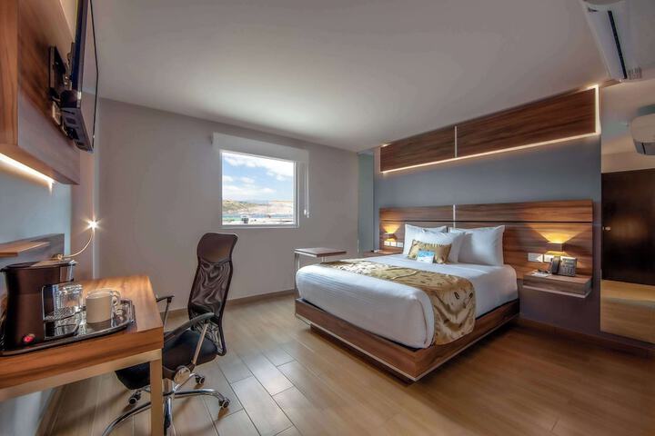1 Queen Bed (5 of 16)