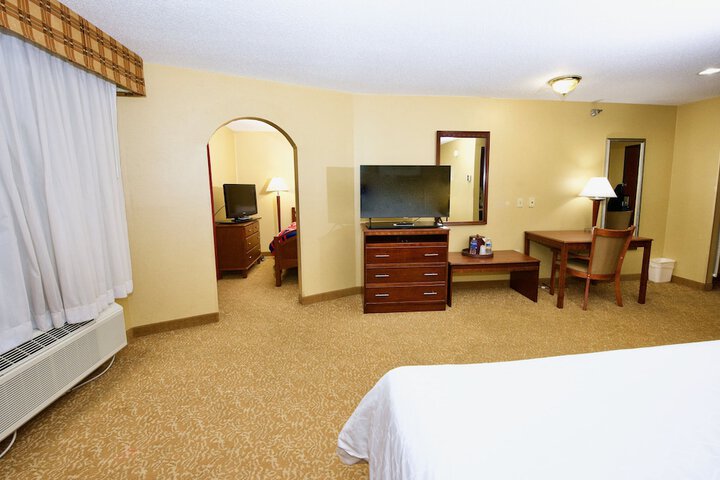 1 King Bed (2 of 19)