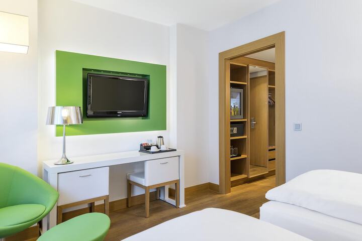 Room 11 of 33