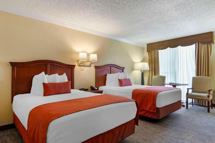 2 Double Beds Courtyard Pool View Microwave and Refrigerator WiFi Full Breakfast (9 of 12)