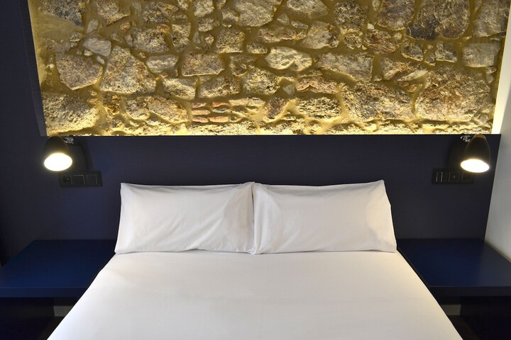 Room 10 of 33