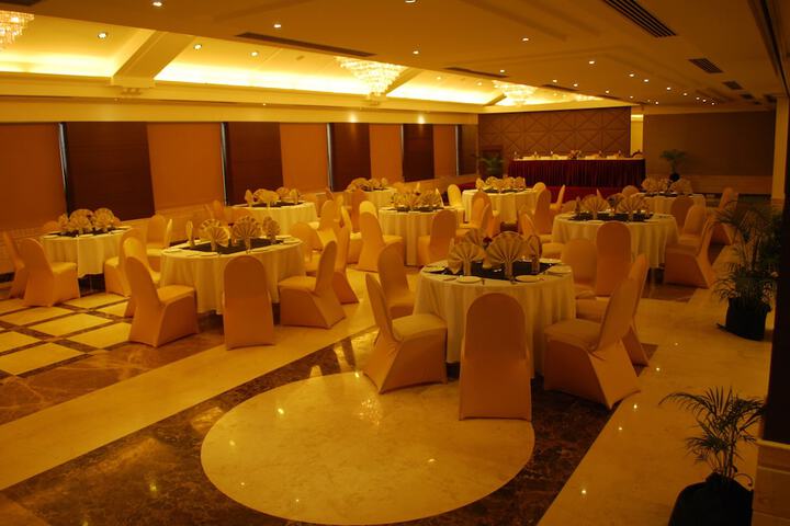Ballroom/Hall 39 of 51