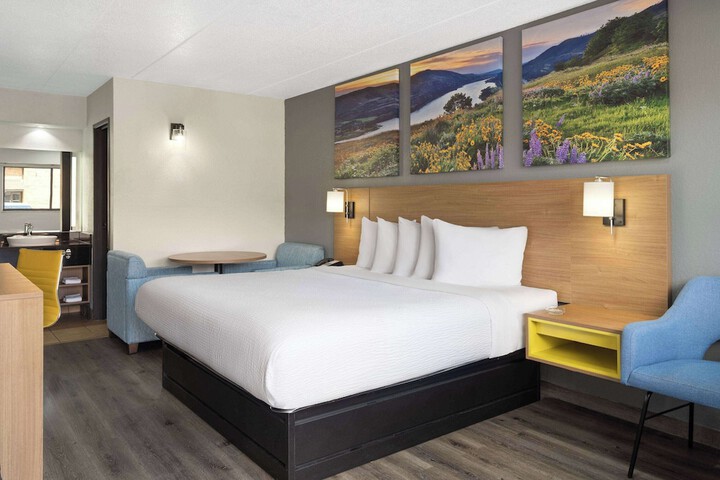 1 King Bed Corner Room (3 of 17)