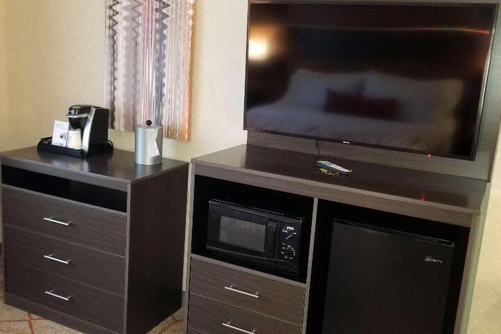 Accessible 1 King Mobility Accessible Bathtub Microwave and Refrigerator Full Breakfast (6 of 17)