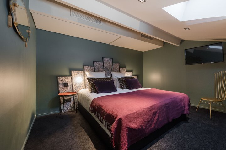 Room 43 of 285