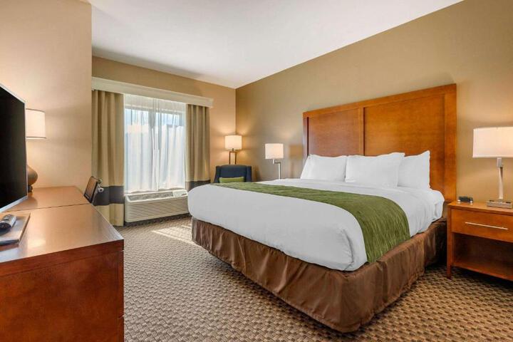 1 King Bed (7 of 17)