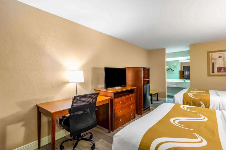 2 Queen Beds (4 of 15)