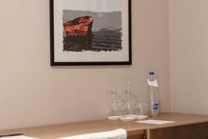 Room 6 of 176