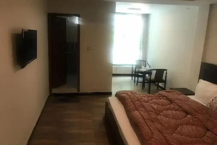 Room 2 of 10