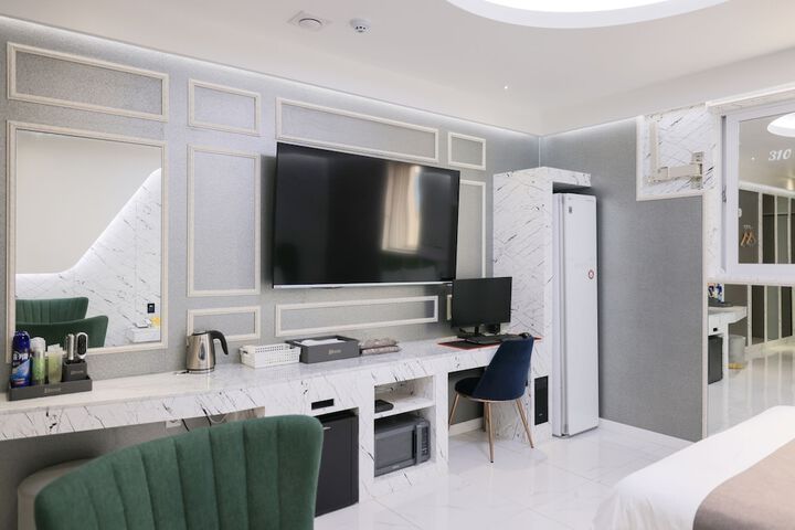 Room 12 of 69