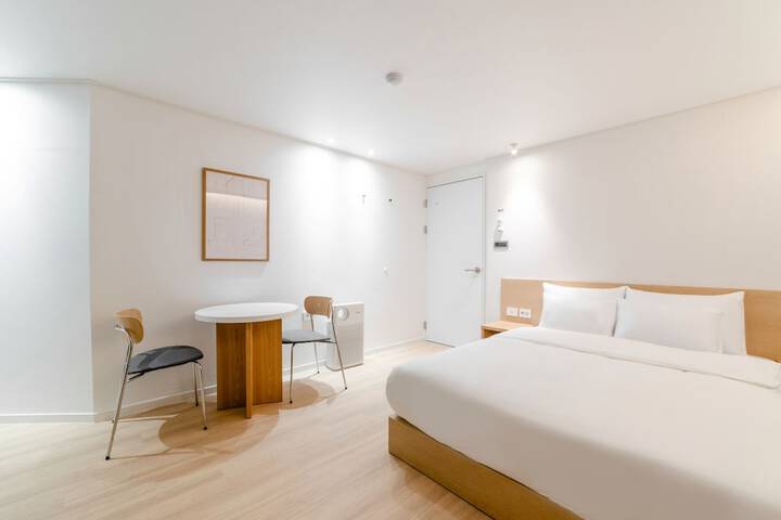 Room 18 of 177