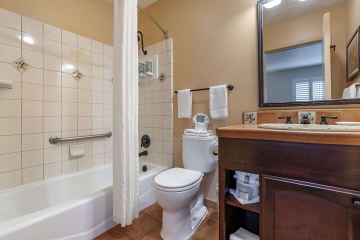 1 King Bed Microwave and Refrigerator WiFi Full Breakfast (6 of 9)