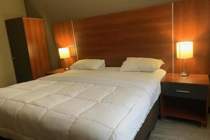 Business Suite King Bed (7 of 7)
