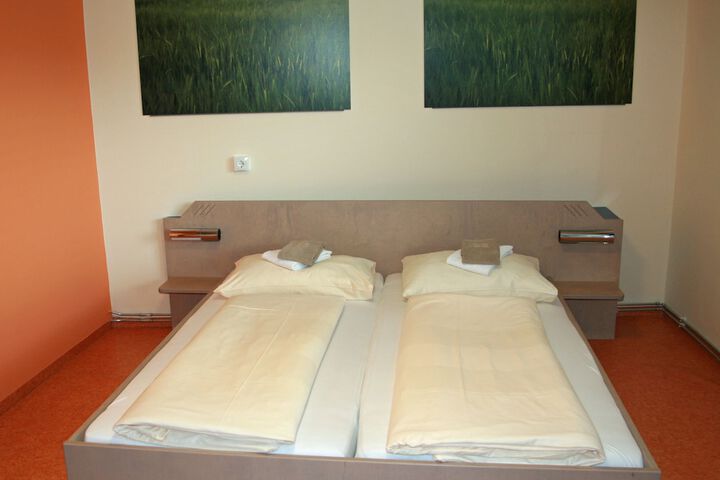 Room 3 of 38