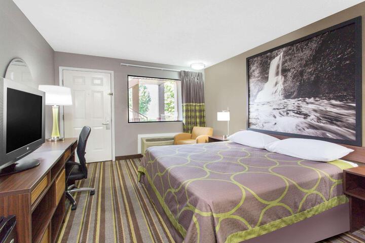 1 King Bed (2 of 10)