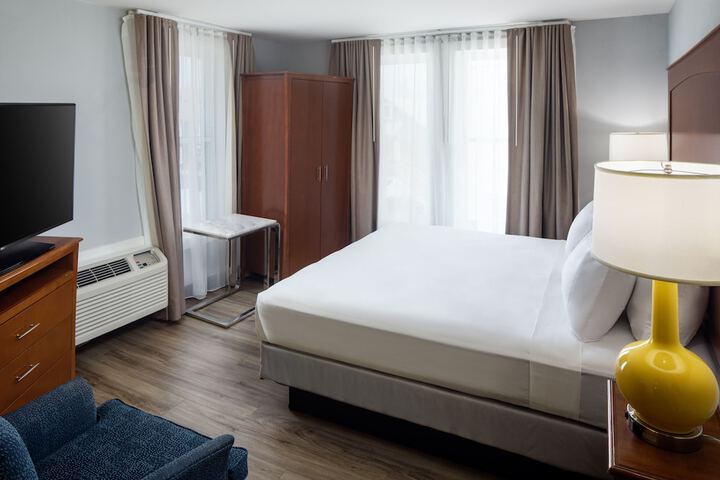 1 Queen Bed (5 of 7)