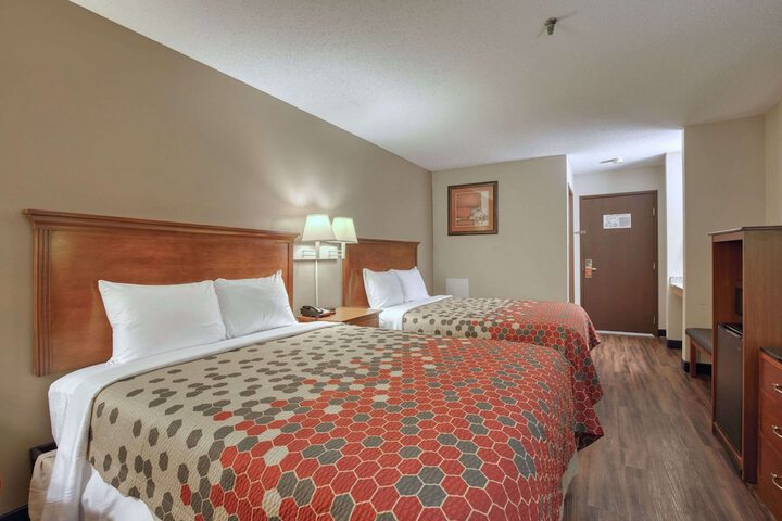 2 Queen Beds (1 of 5)