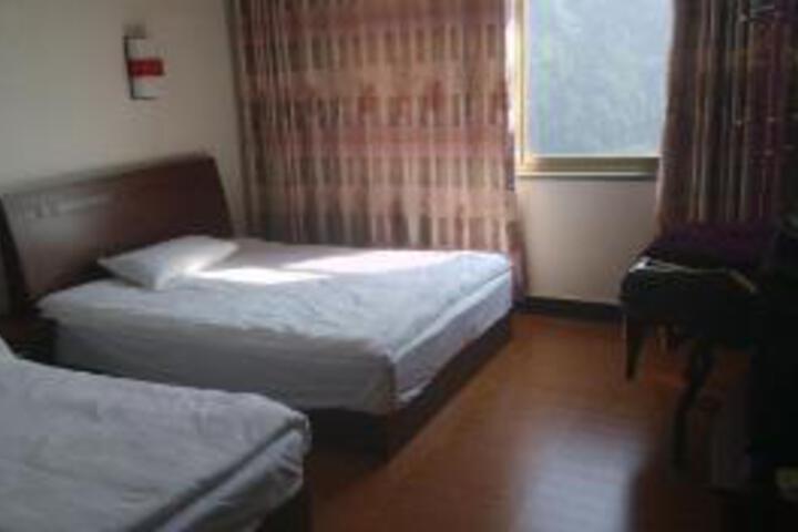 Room 6 of 8