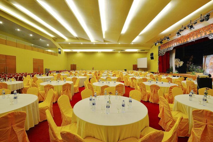 Ballroom/Hall 73 of 81