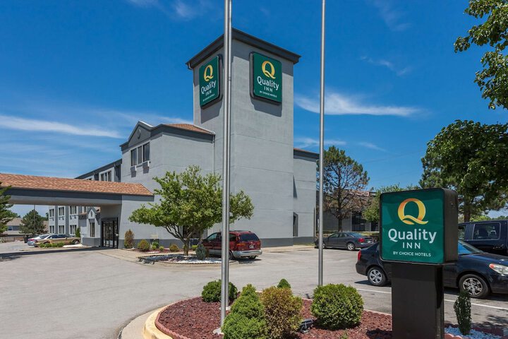 QUALITY INN LEES SUMMIT - KANSAS CITY - Lee's Summit MO 1020 SE Blue Pkwy.  64063