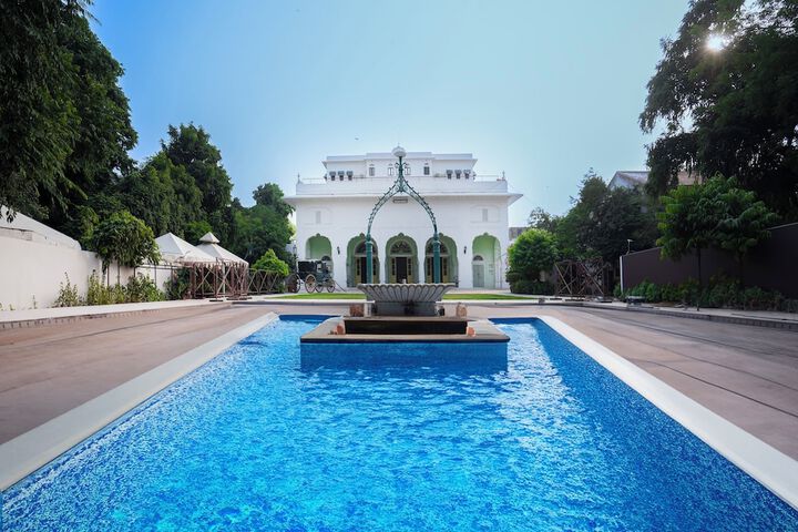 Hotel with Pool
