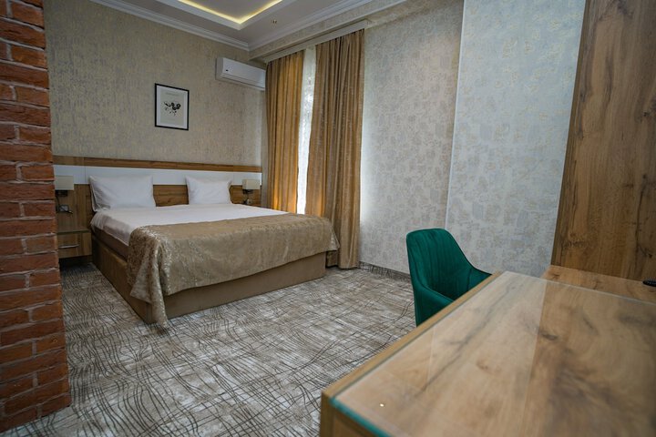 Room 9 of 38