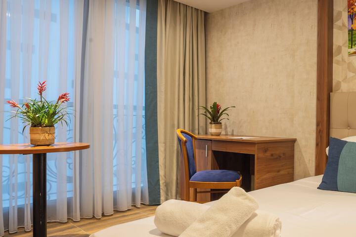 Room 7 of 16