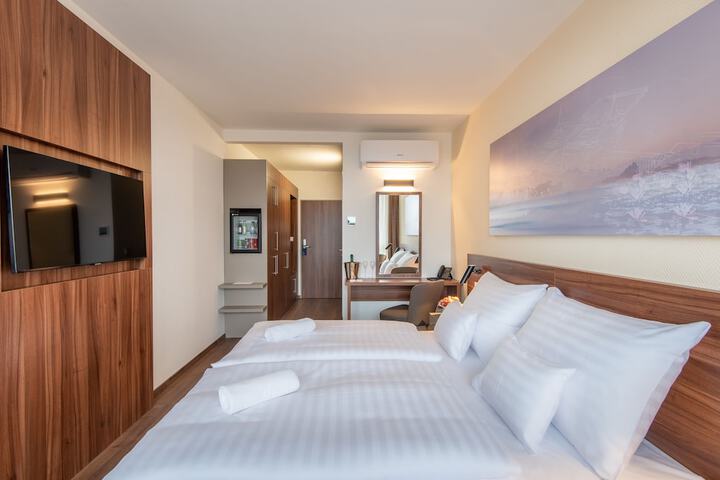 Room 6 of 28