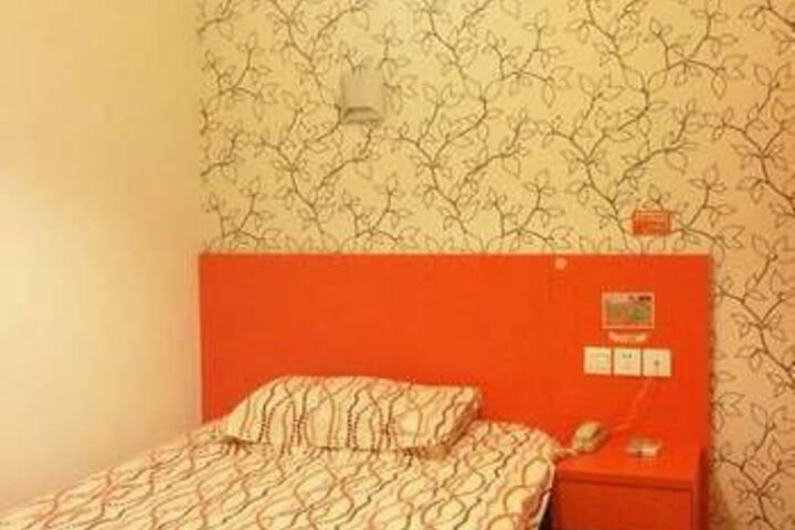 Room 5 of 8