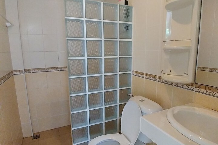 Room 12 of 18
