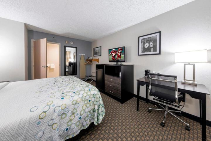 1 King Bed (6 of 22)