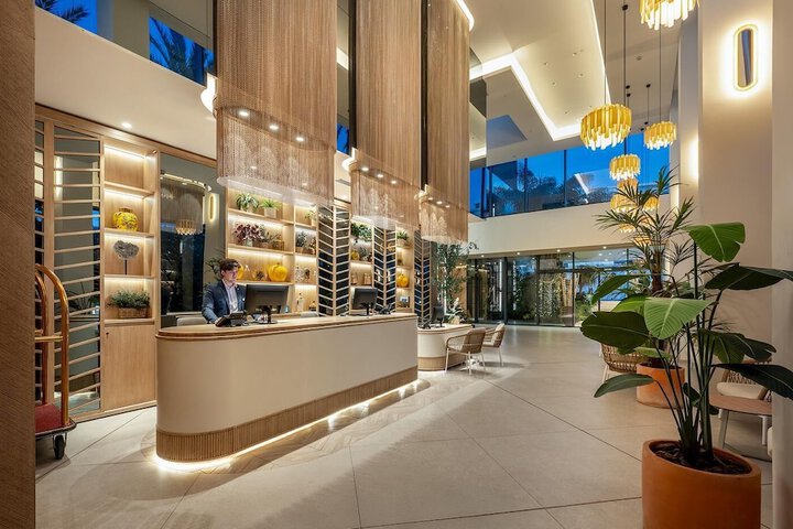 Entrance & Lobby