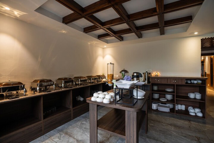 Dining 7 of 8