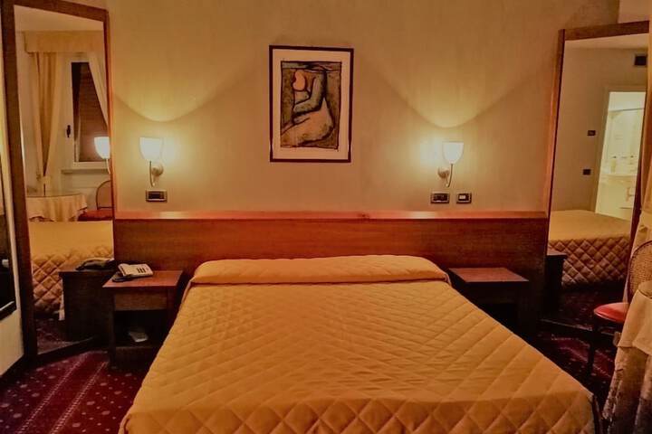 Room 8 of 25