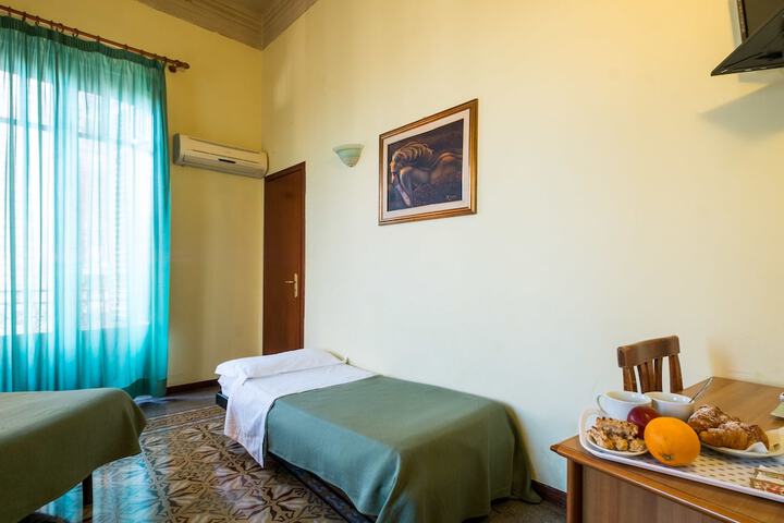 Room 13 of 36