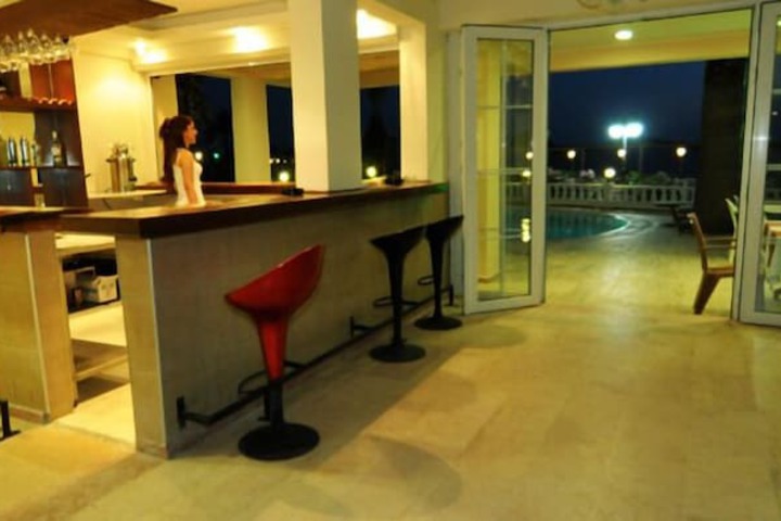 Lounge 11 of 17