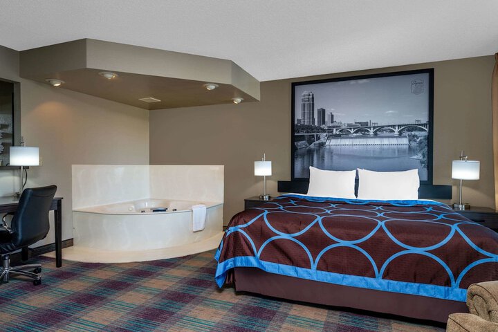 1 King Bed (16 of 18)