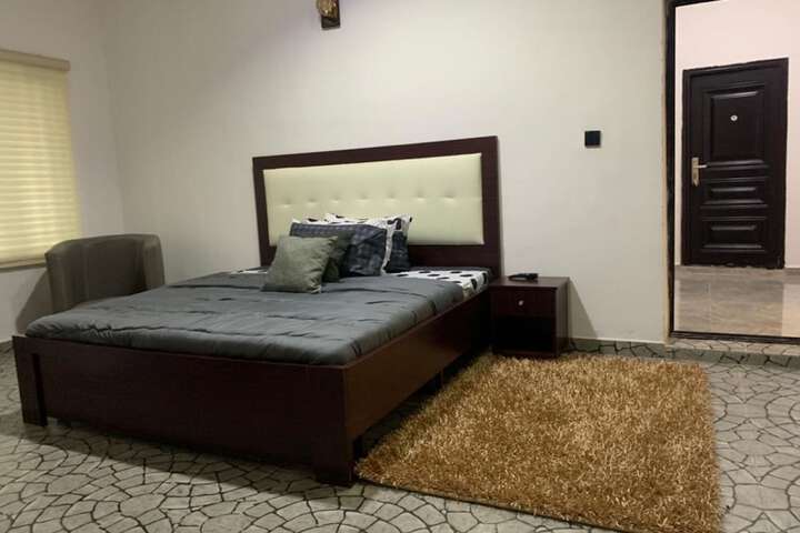 Room 9 of 33