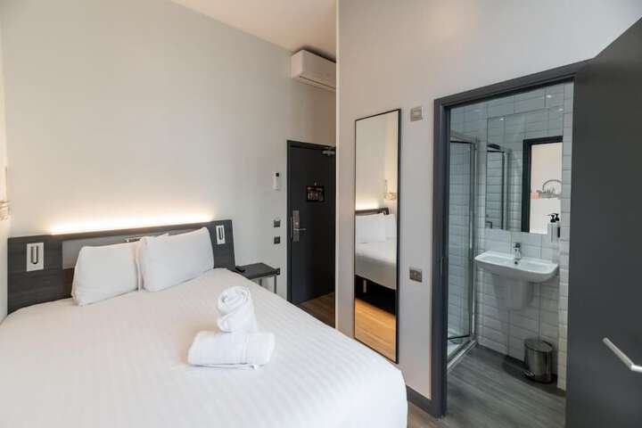 Room 32 of 59