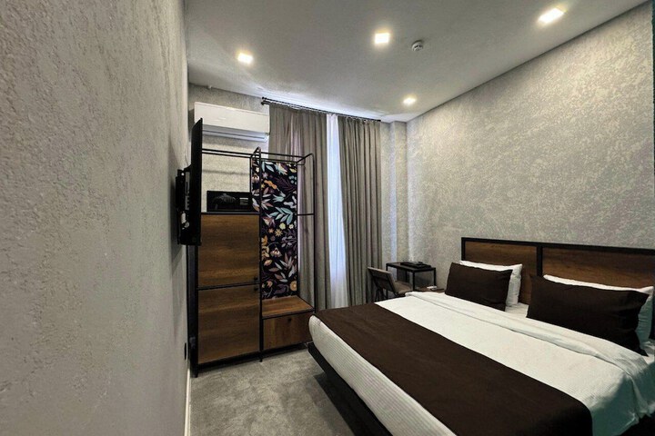Room 4 of 32