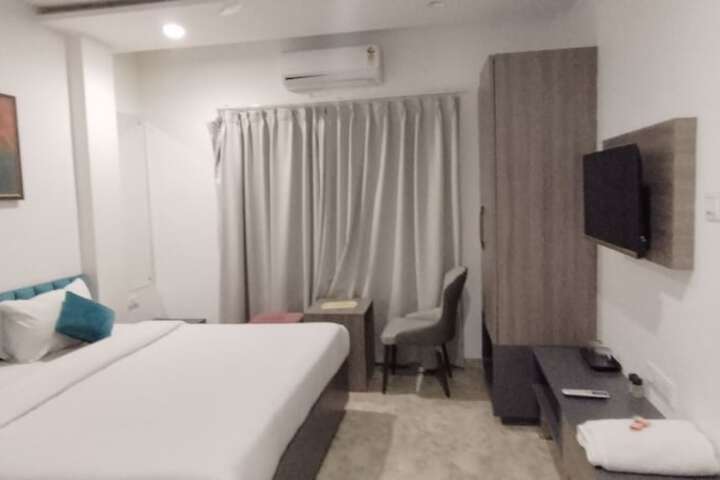 Room 13 of 16