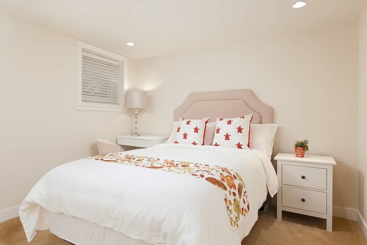 Room 5 of 13