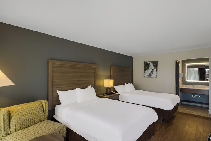 2 Double Beds (4 of 6)