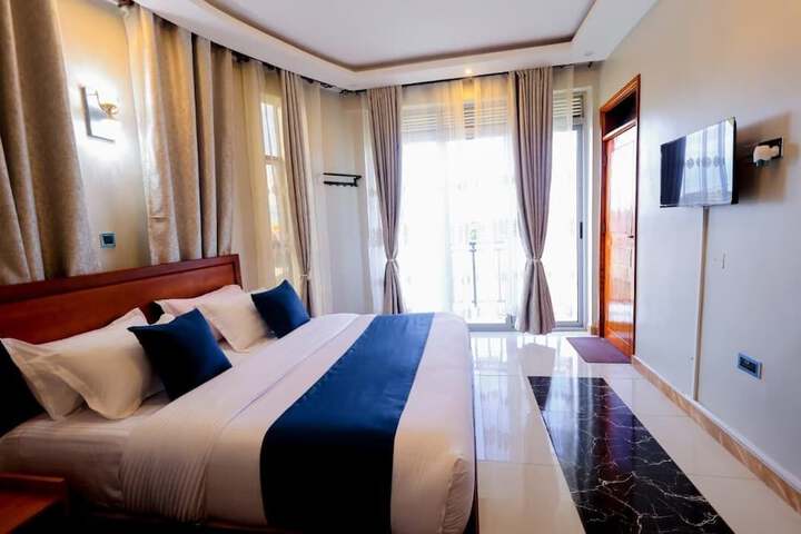 Room 4 of 9