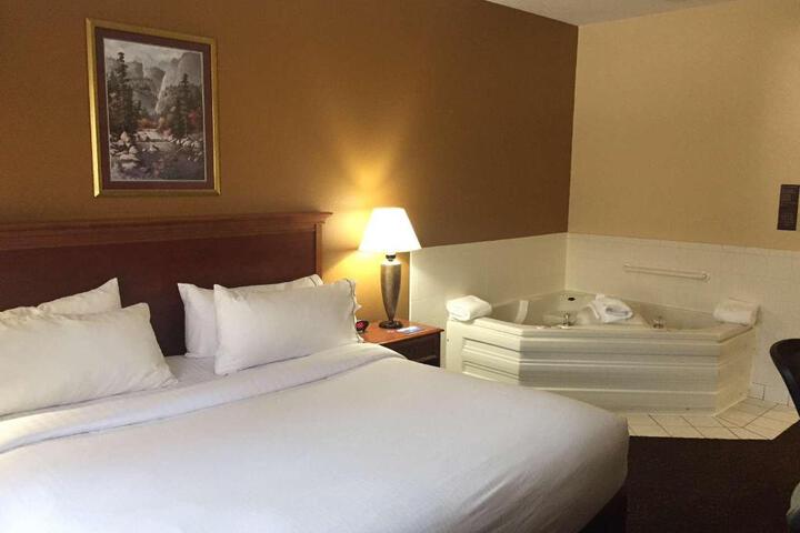 1 King Bed (4 of 10)